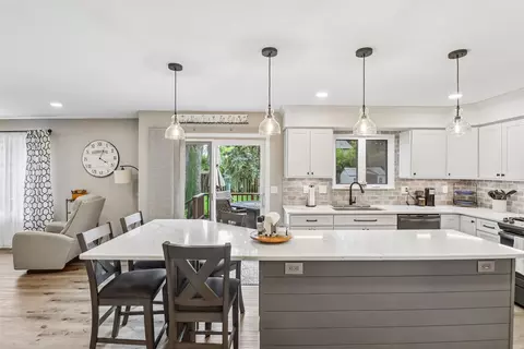 5905 Crabapple Ln, Johnston, IA 50131
