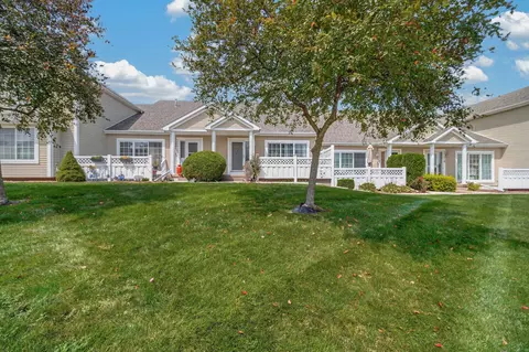 15420 Walnut Hills Dr, Urbandale, IA 50323