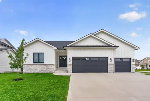 718 Lincoln St NE, Bondurant, IA 50035