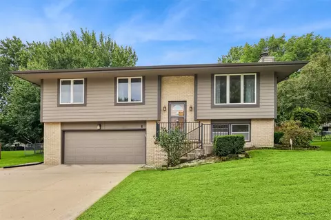 8212 Parkview Dr, Urbandale, IA 50322