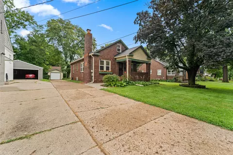 2015 36th St, Des Moines, IA 50310