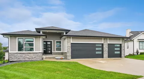 5006 148th Cir, Urbandale, IA 50323