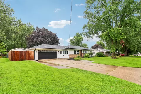 210 E 28th St S, Newton, IA 50208