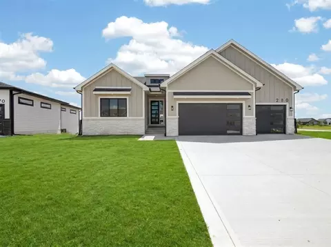 280 NW Copperleaf Ct, Waukee, IA 50263