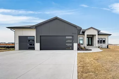 2922 NW Beechwood Dr, Grimes, IA 50111