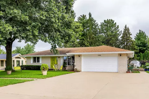 1306 E Girard Ave, Indianola, IA 50125