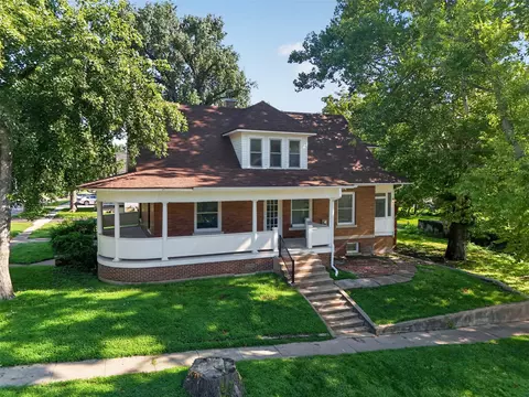 305 N 1st St, Carlisle, IA 50047