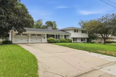 1203 S 14th Ave W, Newton, IA 50208