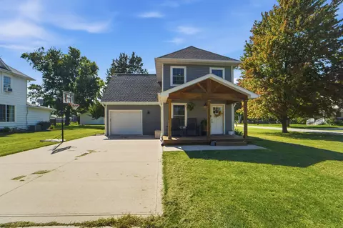 335 NW Lynn Ave, Earlham, IA 50072