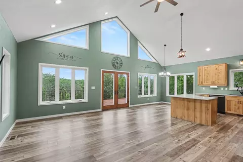 128 Amsterdam Dr, Pella, IA 50219