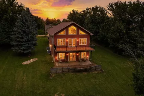 128 Amsterdam Dr, Pella, IA 50219