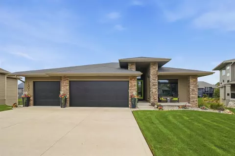 1605 NE Silkwood Ct, Grimes, IA 50111