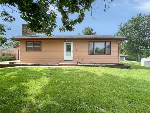 207 W 4th Ave, Indianola, IA 50125