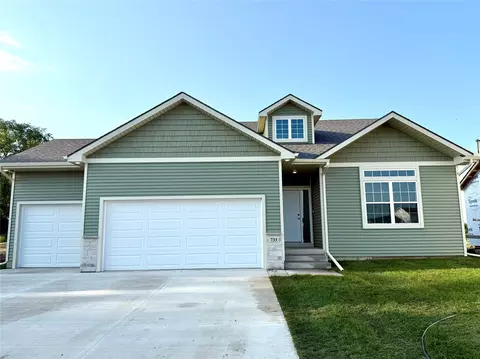 733 SE Hollow Ct, West Des Moines, IA 50265