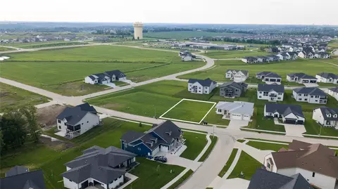 17208 Springbrook Trl, Urbandale, IA 50263