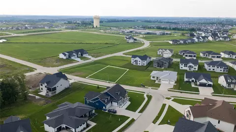 17204 Springbrook Trl, Urbandale, IA 50263