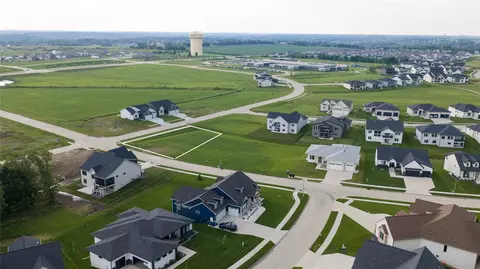 17200 Springbrook Trl, Urbandale, IA 50263