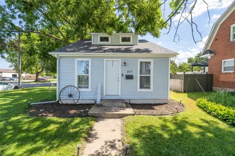 Exterior - 202 S Walnut Ave, Ames, IA 50010 photo 3 of 10