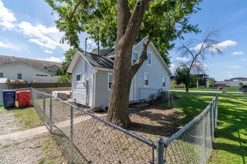 Exterior - 202 S Walnut Ave, Ames, IA 50010 photo 7 of 10