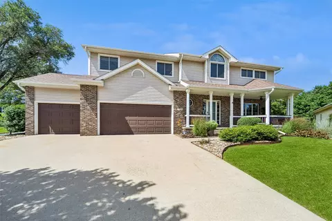 7798 Caldwell Cir, Johnston, IA 50131