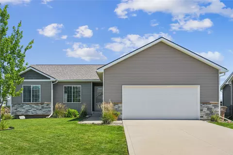 637 Lincoln St NE, Bondurant, IA 50035