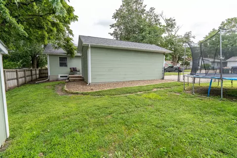 Exterior - 401 E Benton St, Winterset, IA 50273 photo 4 of 5