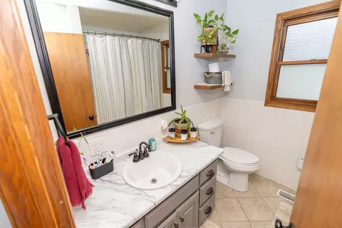 Bath - 401 E Benton St, Winterset, IA 50273 photo 2 of 3