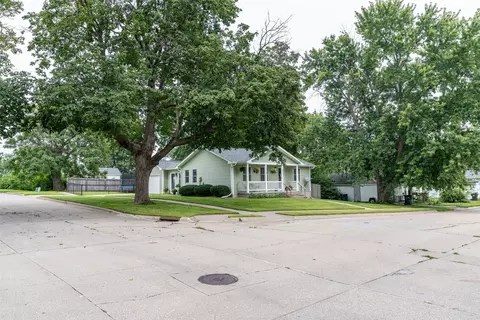 Exterior - 401 E Benton St, Winterset, IA 50273 photo 5 of 5