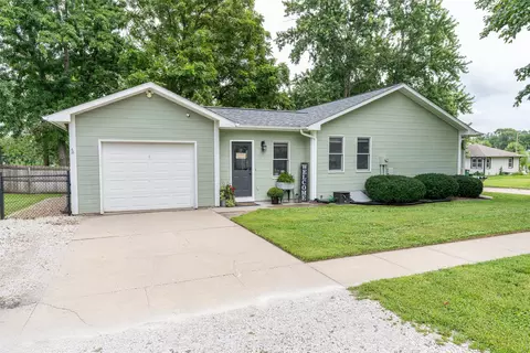Exterior - 401 E Benton St, Winterset, IA 50273 photo 2 of 5