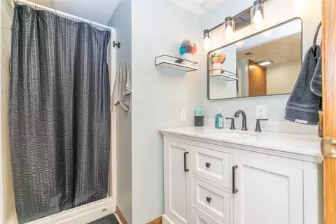Bath - 401 E Benton St, Winterset, IA 50273 photo 3 of 3