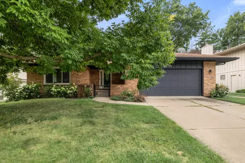 9604 Valdez Dr, Urbandale, IA 50322