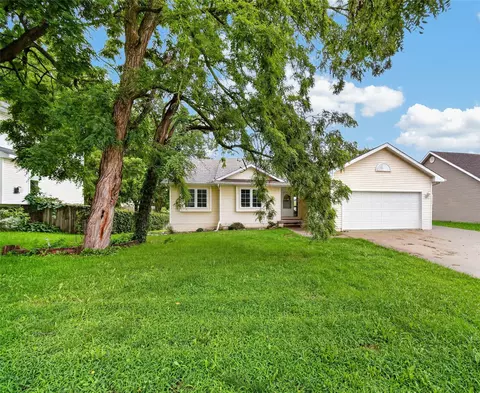 5400 Schweiker Dr, Pleasant Hill, IA 50327
