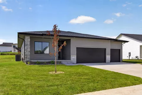 16515 Deerview Dr, Urbandale, IA 50323