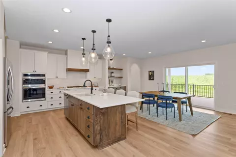 17425 Oakwood Dr, Urbandale, IA 50323
