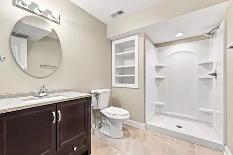 Bath - 206 SW Heritage Ln, Ankeny, IA 50023 photo 2 of 4