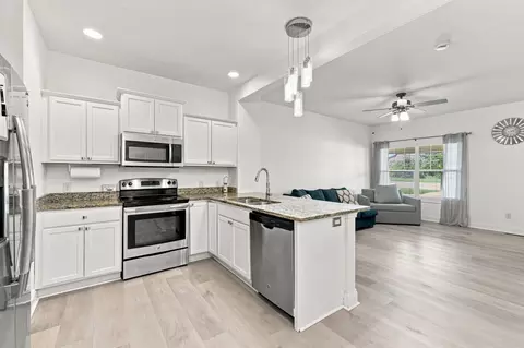 Kitchen - 206 SW Heritage Ln, Ankeny, IA 50023 photo 3 of 3