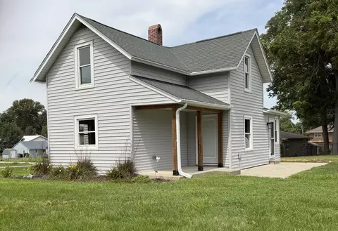 245 NW 2nd St, Earlham, IA 50072