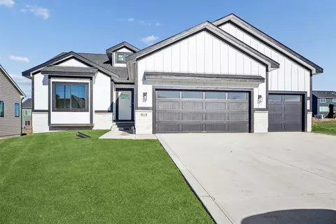 415 NW Red Oak Ct, Waukee, IA 50263