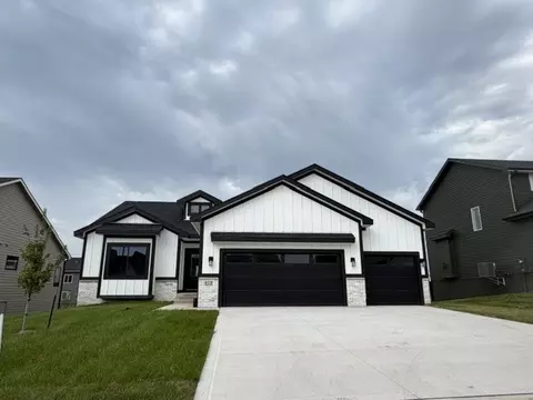 415 NW Red Oak Ct, Waukee, IA 50263