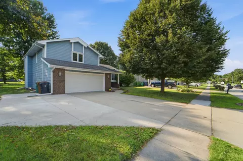 4726 77th St, Urbandale, IA 50322