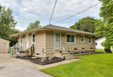 5520 NW 61st Pl, Johnston, IA 50131
