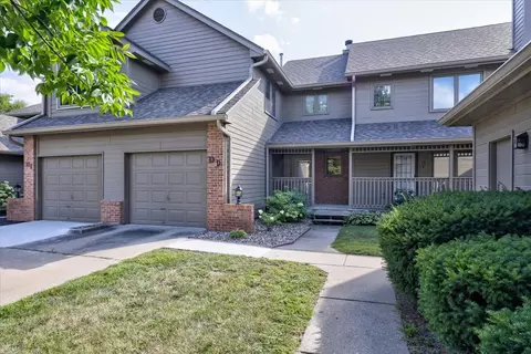 1070 50th St #13D, West Des Moines, IA 50266
