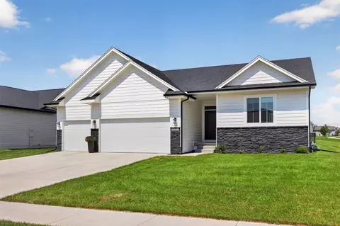 15303 Springbrook Trl, Urbandale, IA 50323