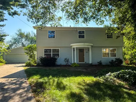 1611 66th St, Windsor Heights, IA 50324