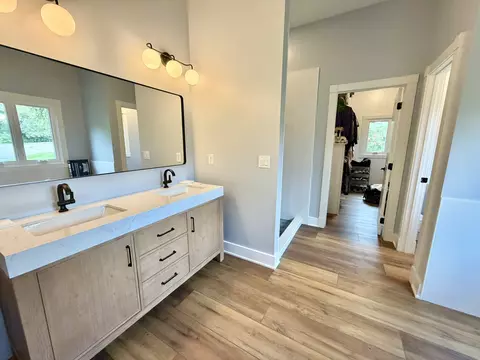 Bath - 7511 Eagle Crest Dr, Johnston, IA 50131 photo 2 of 6
