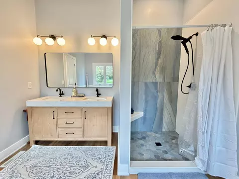 Bath - 7511 Eagle Crest Dr, Johnston, IA 50131 photo 3 of 6