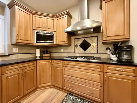 Kitchen - 7511 Eagle Crest Dr, Johnston, IA 50131 photo 2 of 7