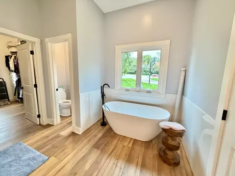 Bath - 7511 Eagle Crest Dr, Johnston, IA 50131 photo 4 of 6