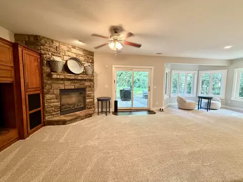 Living - 7511 Eagle Crest Dr, Johnston, IA 50131 photo 6 of 8
