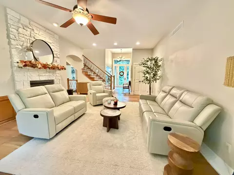 Living - 7511 Eagle Crest Dr, Johnston, IA 50131 photo 2 of 8